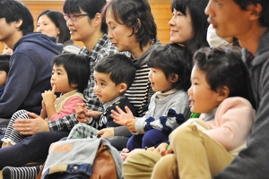 人形劇を笑顔で見ている子どもたちの画像