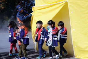 濃煙ハウス体験をする園児の画像