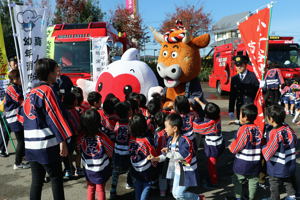 よし太くんとトッキッキと遊ぶ園児の画像