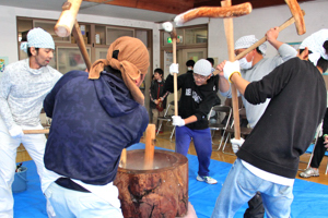 餅を搗く関係者の画像