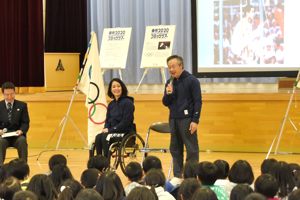 生徒からの質問に答える加藤さんの画像