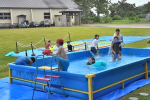 水遊びをする子どもたちの画像