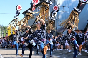 片貝まつりで馬簾を振る若者の画像