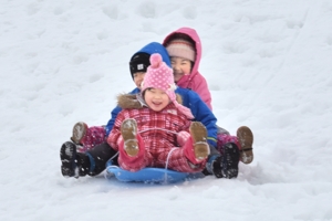 そり遊びをする子どもたちの画像