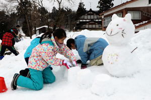 雪像を作る子どもたちの画像