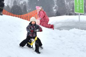 スノーストライダーに乗る子どもの画像