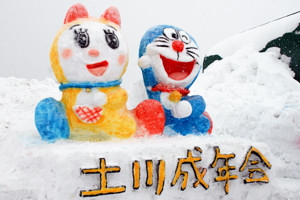 ドラえもんとドラミちゃんの雪像の画像