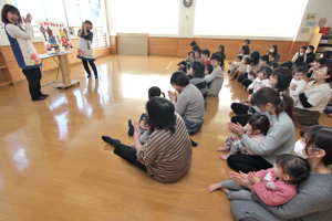 会場に集まるおおぜいの参加者の画像