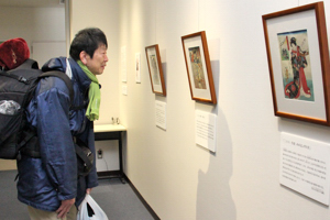 浮世絵を見て回る来場者の画像