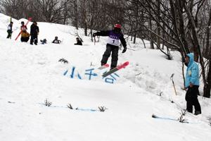 小学の部でジャンプをする選手の画像