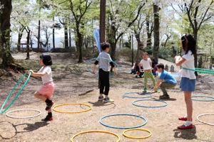 フラフープで遊ぶ子どもたちの画像