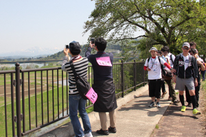 風景を撮影する参加者の画像