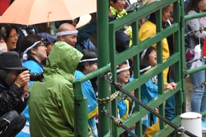 声援を送る東山小学校児童の画像