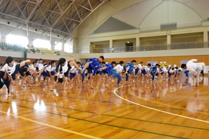 全員で四股を踏む参加者の画像