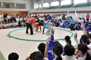 模範演技でルールを学んでいる画像