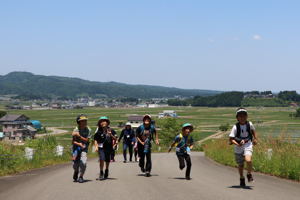 元気に山本山を駆け上がる参加者の画像