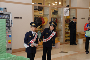 入口をのぞき込む一日消防署長の画像