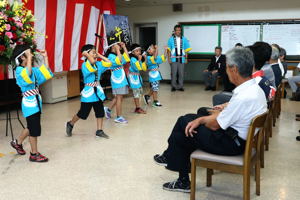 闘牛の歌を披露する東山小学校児童の画像