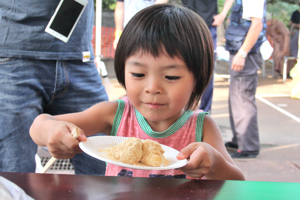 餅をもらう子どもの画像