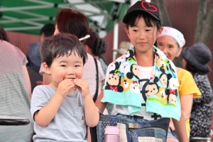 よし太くん焼きをほおばる子どもの画像