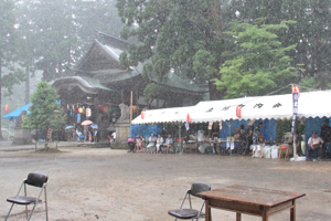 大雨が降っている会場の画像