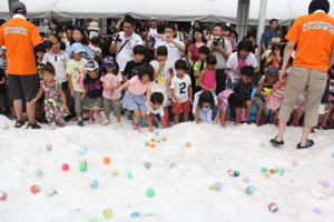 雪山宝探しゲームを待つる子どもたちの画像