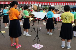 演奏をする吹奏楽部員の画像