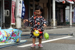 水遊びをする子どもの画像