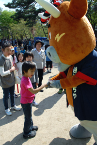 景品をもらう子どもと「よし太くん」の画像