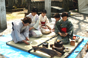 茶会に着物で訪れた参加者の画像