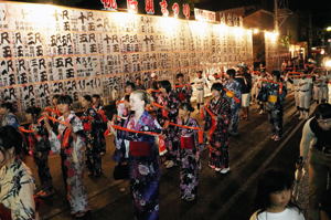 民謡流しを踊るみなさんの画像