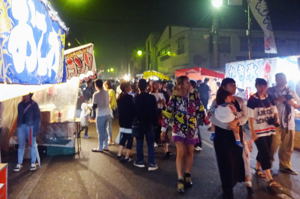 大通りに出店した多くの屋台の画像