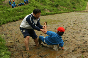 児童を助ける先生の画像