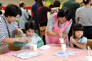 スライム作りをする子どもの画像