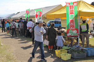 野菜を買い求める来場者の画像