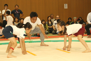 女子児童の立会いの画像