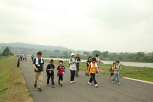 信濃川右岸堤防を歩く参加者の画像