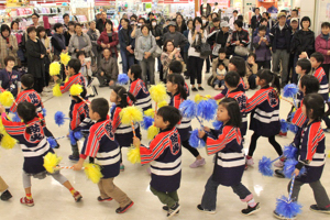 すみれ保育園の園児による遊戯の画像