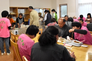 お昼の食堂の画像