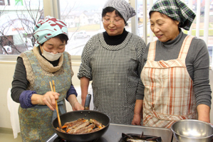 おせち料理を作る参加者の画像