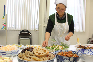 料理を皿に飾り付けている画像