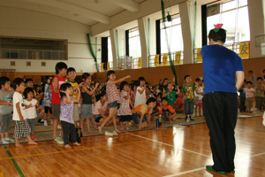 あきやまさんと一緒に踊るこどもたちの画像