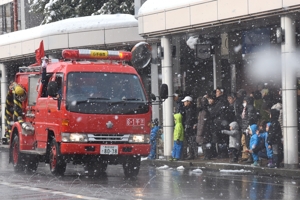 消防車両に手を振る子どもたちの画像