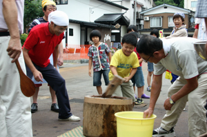 もちつきをする来場者の画像