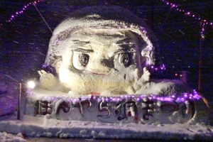 道端に作られた雪像の画像