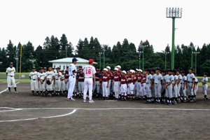 元プロ野球選手の話に聞き入る少年野球選手の画像