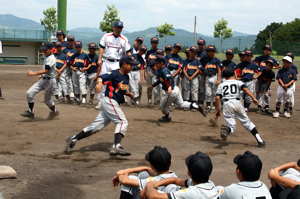 ベースランニングの指導をうける少年野球選手の画像