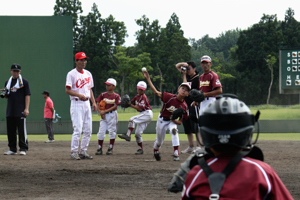 ピッチングの指導を受ける少年野球選手の画像