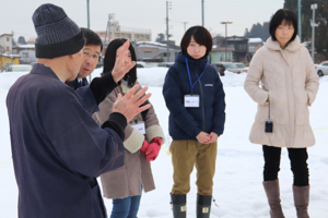 講師の説明を聞く参加者の画像