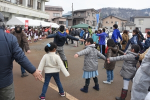 ラジオ体操をする来場者の画像